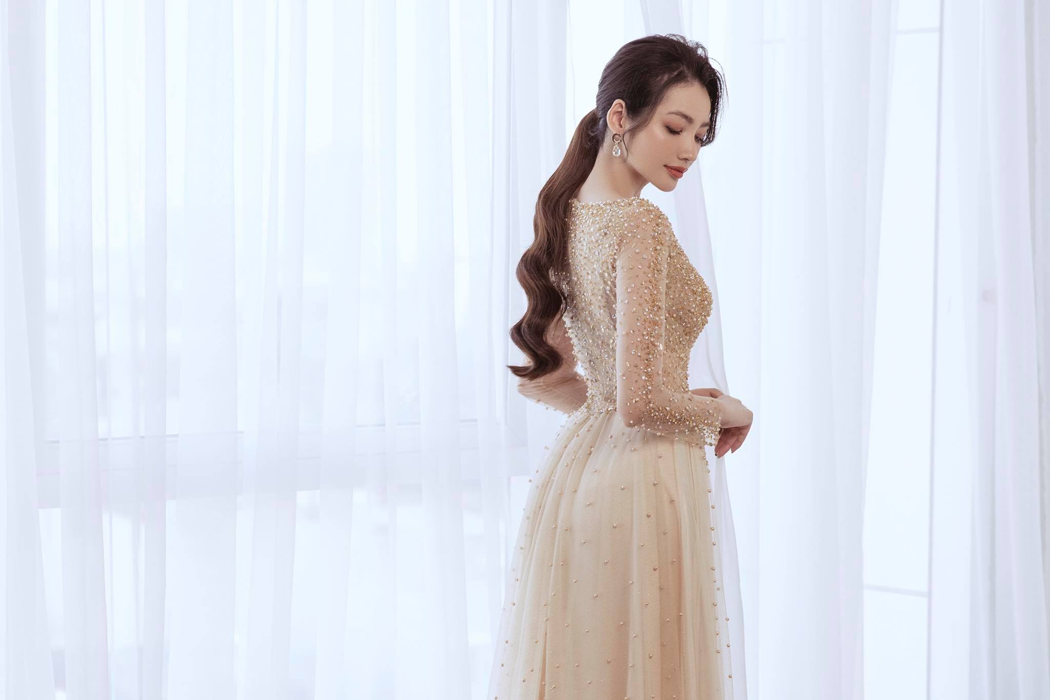 Người mẫu Trương Tri Trúc Diễm diện các mẫu áo dài đính kết, xuyên thấu dành cho cô dâu.