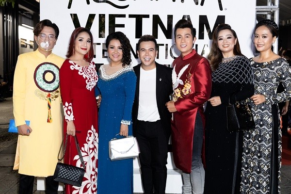 Tối ngày 22-12, Tuần lễ thời trang quốc tế Việt Nam diễn ra tại TP.HCM thu hút sự quan tâm của giới mộ điệu. Đây được xem là sự kiện thời trang đình đám với sự góp mặt của nhiều nhà thiết kế tài năng. Trên sàn diễn quốc tế, họ trình làng những thiết kế được bản thân ấp ủ với giới mộ điệu.